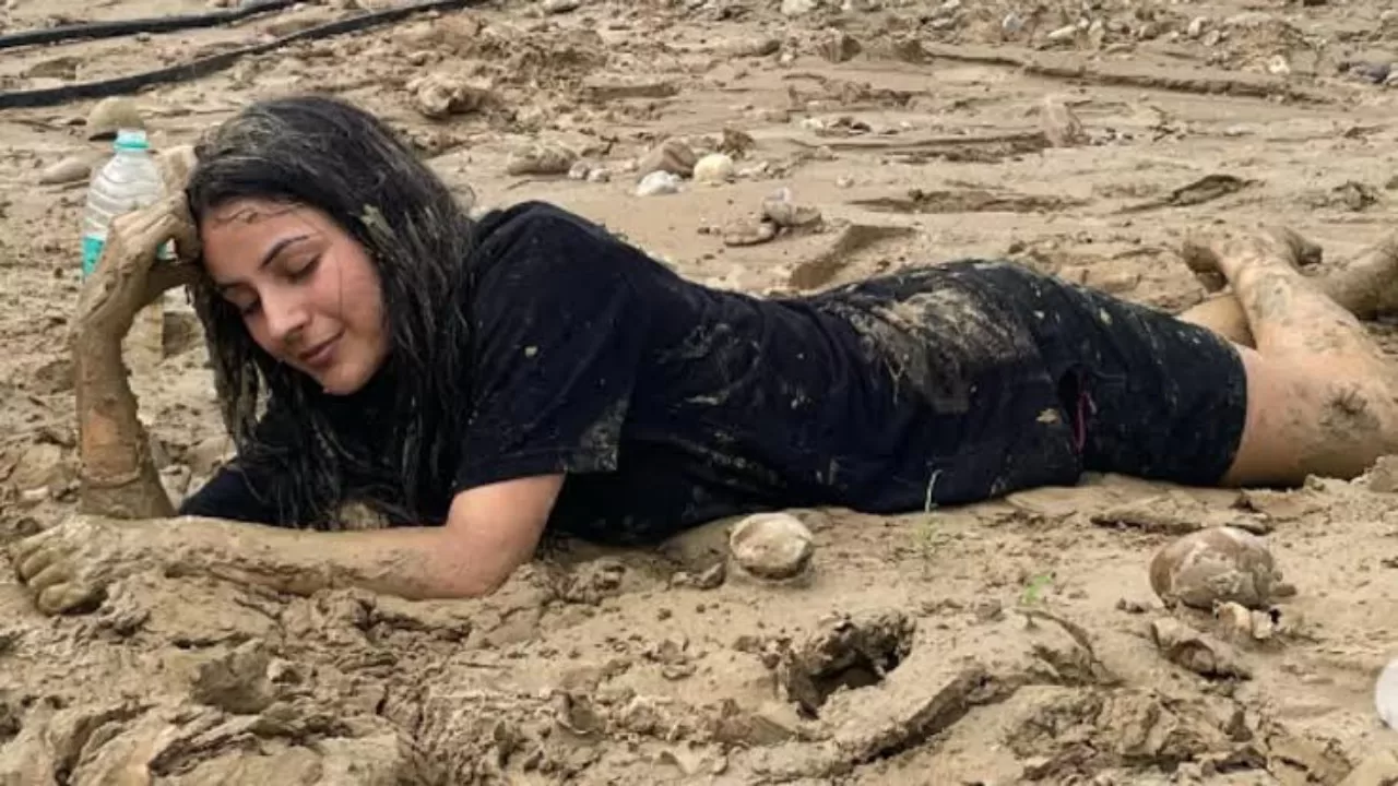 Shehnaaz Gill Photos: सड़क किनारे गीली मिट्टी देख मचल उठीं शहनाज गिल, बच्चों की तरह हुईं लोट-पोट