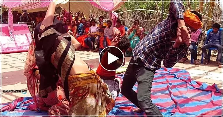 बारात में पहुंचते ही नागिन बनी देसी आंटी, नागिन डांस से हिला के रख दिया