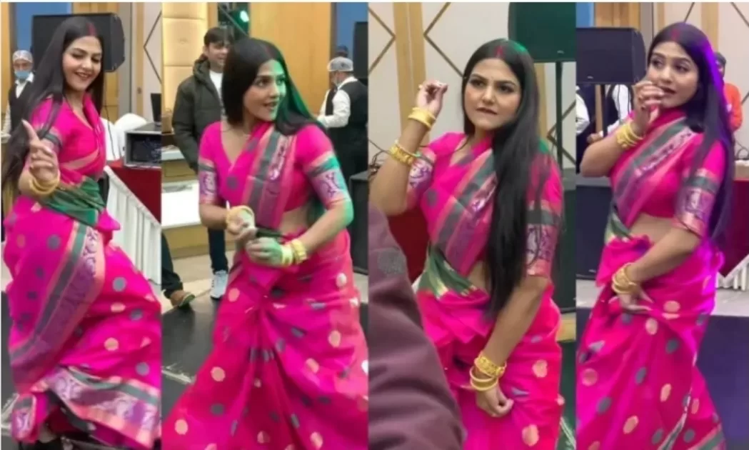 गुलाबी साड़ी पहनकर गाँव की भाभी ने किया डांस, देखने वालों की लग गई भीड़