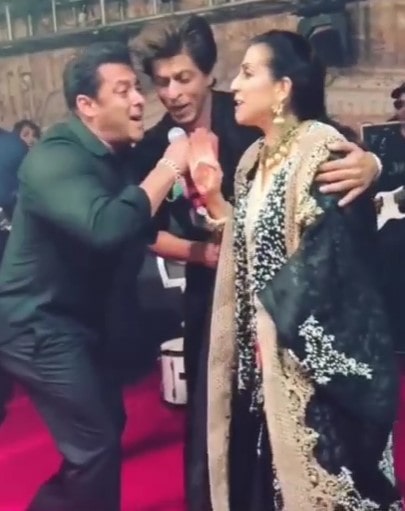 Salman and Shah Rukh Song sung for Sonam Kapoors mother2 min