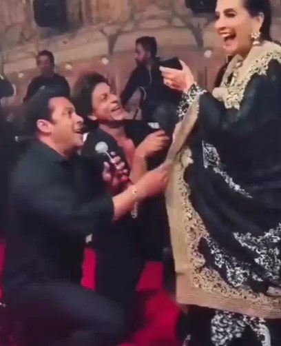 Salman and Shah Rukh Song sung for Sonam Kapoors mother4 min