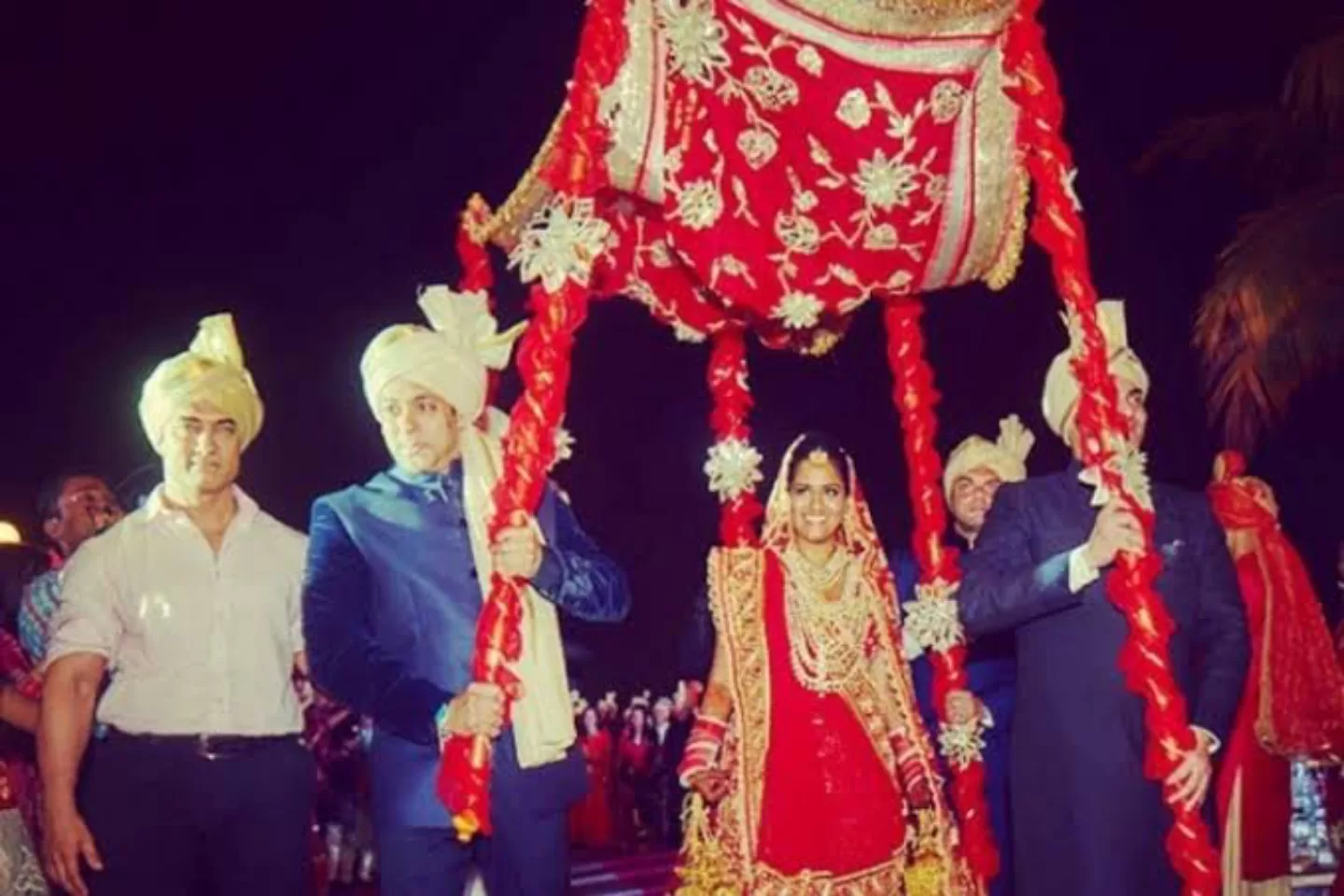 सलमान की बहन अर्पिता की ग्रैंड शादी में पत्नी संग आमिर खान ने लगाये थे जोरदार ठुमके ,मिका सिंह ने जमाया था खूब रंग, देखें तस्वीरें..