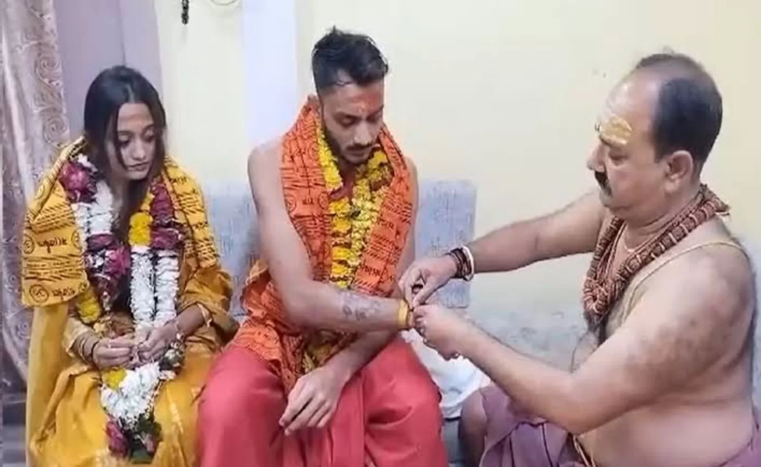 शादी के बाद अक्षर पटेल ने पत्नी संग किए महाकाल के दर्शन। देखिए तस्वीरें।