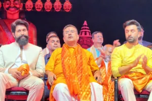 कोलकाता दशहरा समारोह में यश, मुख्यमंत्री सुवेंदु अधिकारी और रणबीर कपूर