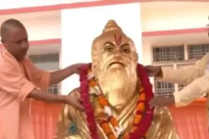महर्षि वाल्मीकि जयंती पर रामायण पाठ और दीपदान करते श्रद्धालु