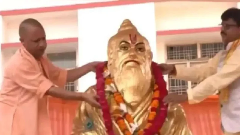 महर्षि वाल्मीकि जयंती पर रामायण पाठ और दीपदान करते श्रद्धालु