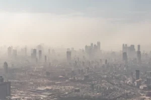 स्मॉग और धुंध में डूबा मुंबई शहर का दृश्य