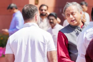 एक कार्यक्रम में बातचीत करते शशि थरूर और राहुल गांधी