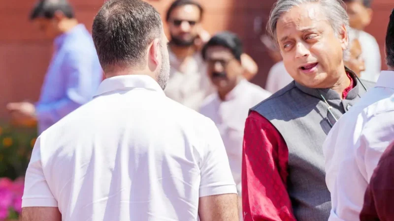 एक कार्यक्रम में बातचीत करते शशि थरूर और राहुल गांधी