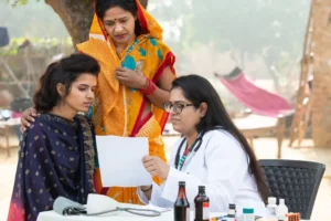 स्कूल के मेडिकल रूम में बच्चे की जांच करती प्रशिक्षित स्वास्थ्यकर्मी