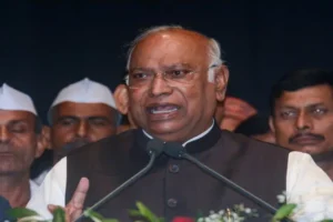 प्रदर्शन के दौरान राजनीतिक दलों के कार्यकर्ता और नेता